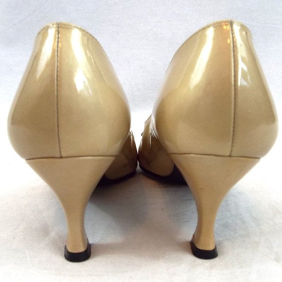 Stuart Weitzman Women's Gold Patent Leather Pointed Toe Heel w/ Bow Detail Sz 8W - Picture 3 of 8